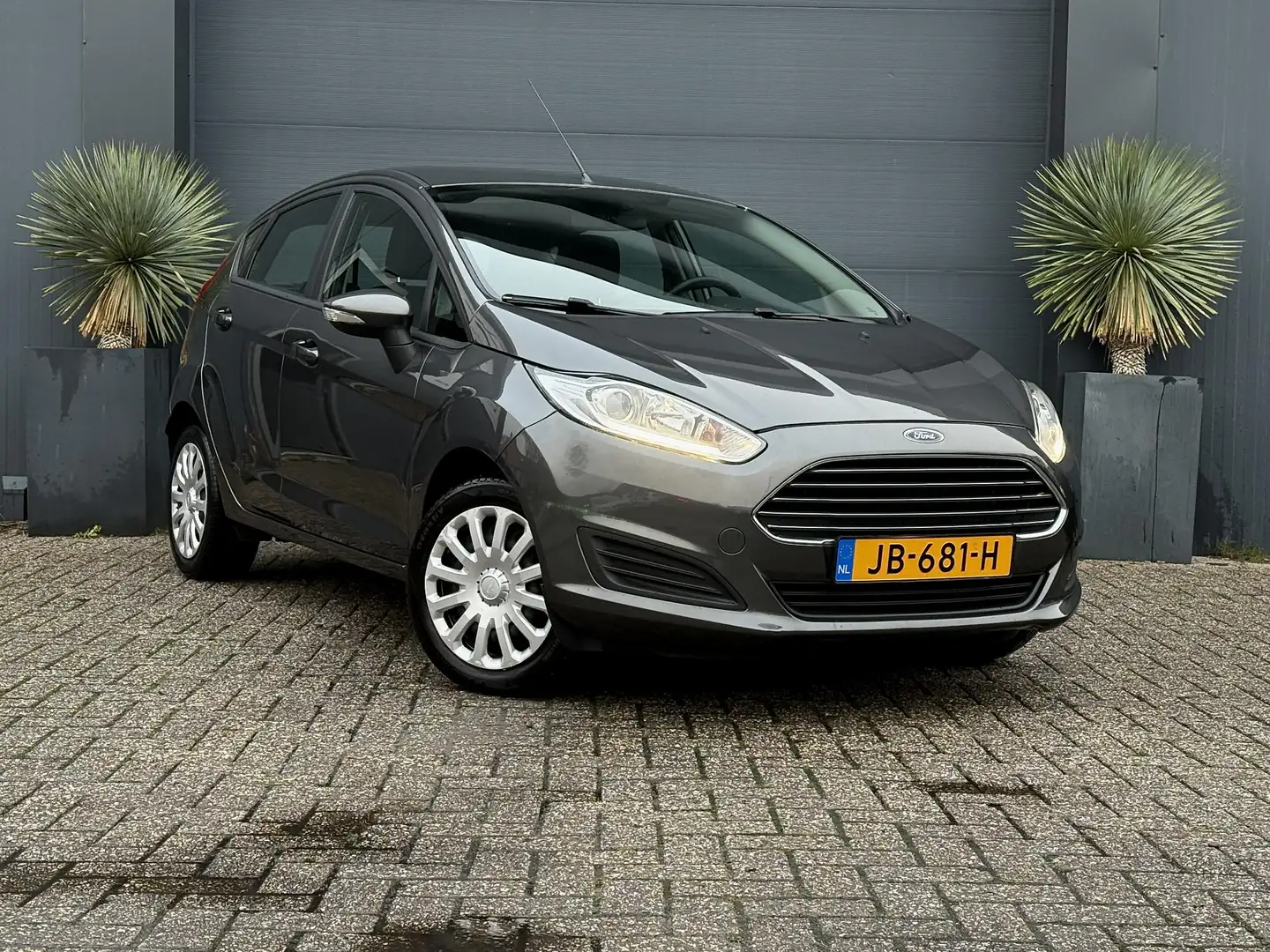 Ford Fiesta 1.0 Style Parksensor Airco 27.000km NAP ORG NL Grau - 1