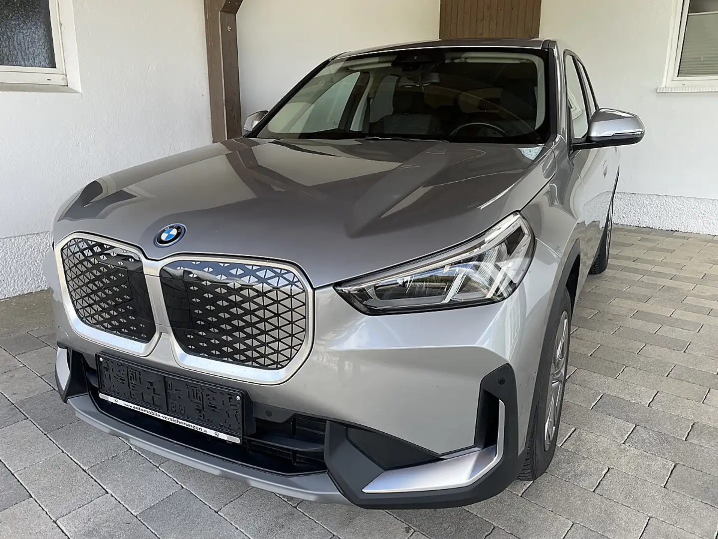 BMW iX1 eDrive20 66,5kWh-LED-AHV-RFK-Live Cockpit Plus-... Silber - 2