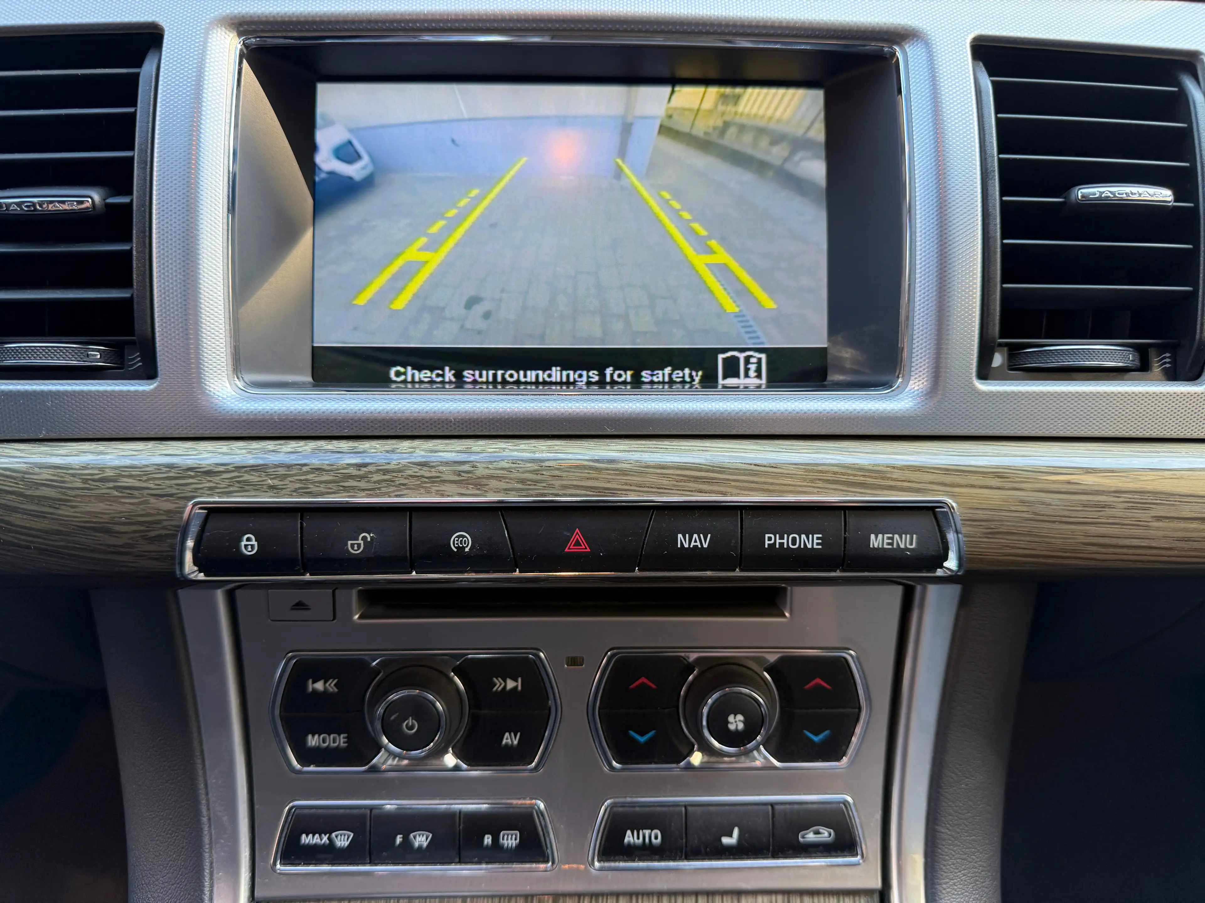 Jaguar XF Sportbrake 2.2 Automatik Kamera/Leder/Navi/2. — photo 8