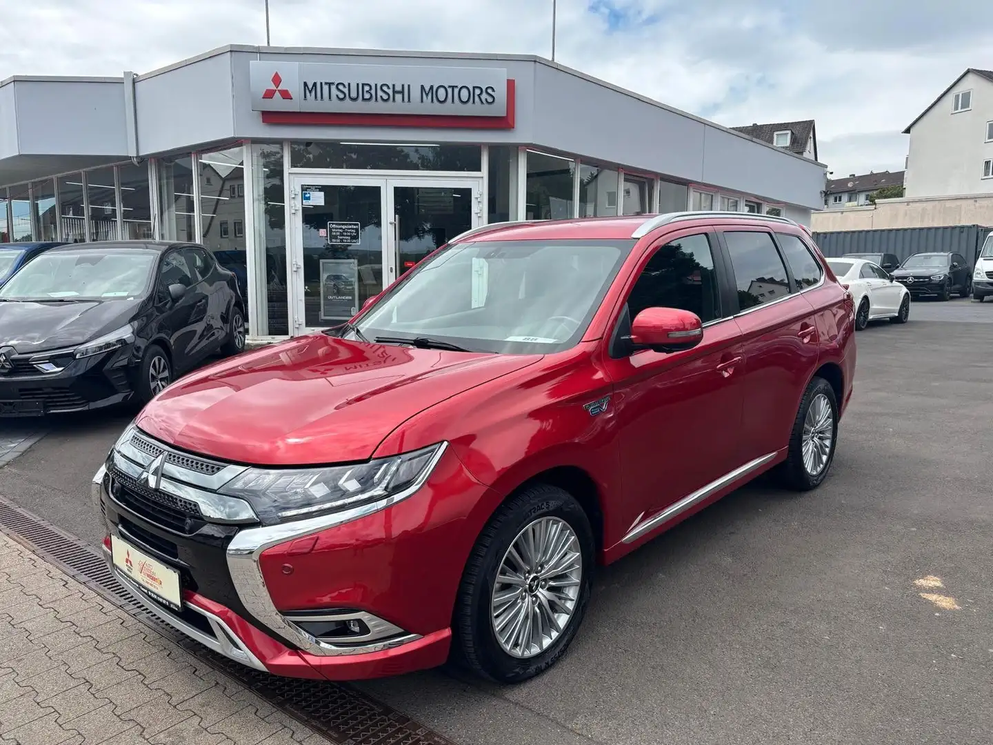 Mitsubishi Outlander Outlander Plug-in Hybrid PLUS mit Intro-Paket Красный - 1