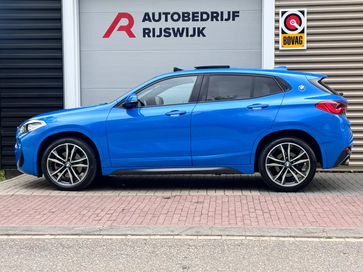 BMW X2 SDrive20i High Executive Pano/Camera Blauw - 2