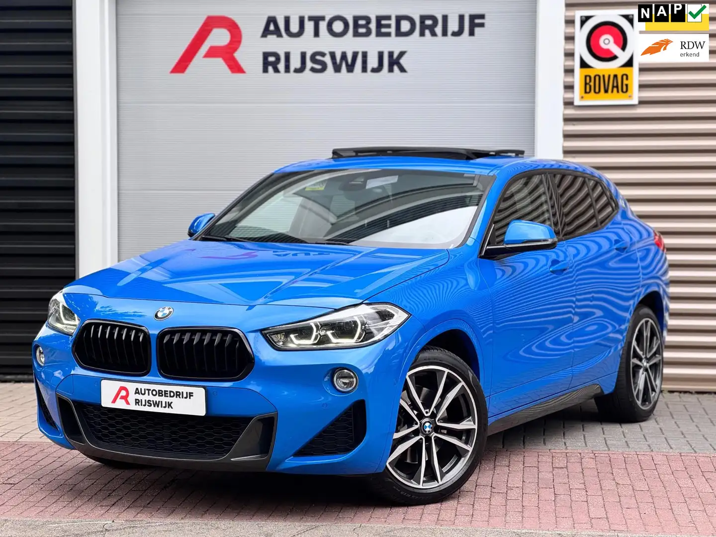 BMW X2 SDrive20i High Executive Pano/Camera Blauw - 1