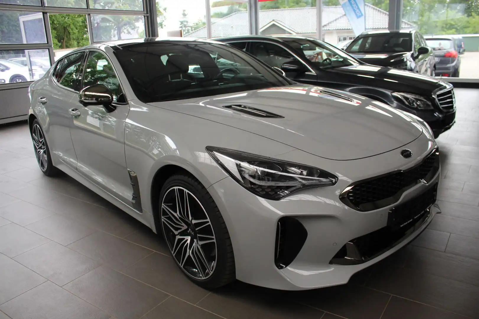 Kia Stinger 3.3 T-GDI GT 4WD (Glasdach, Bastuck) Gris - 1