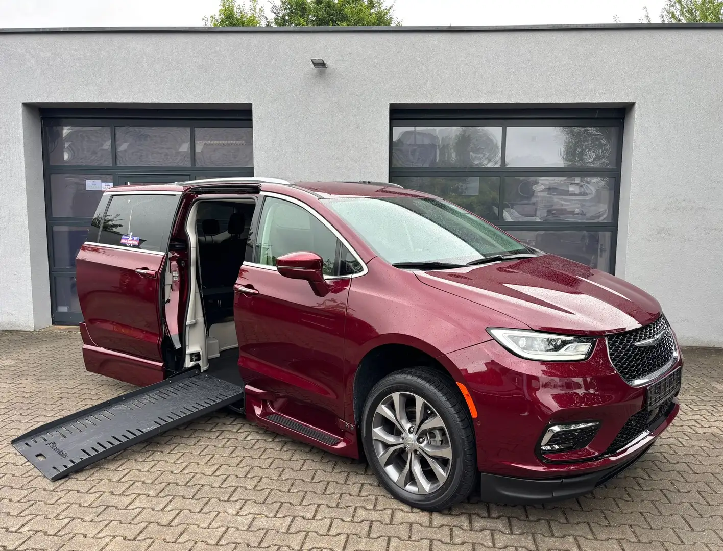 Chrysler Pacifica Braunability Behindertengerecht Rollstuhlrampe Rot - 1
