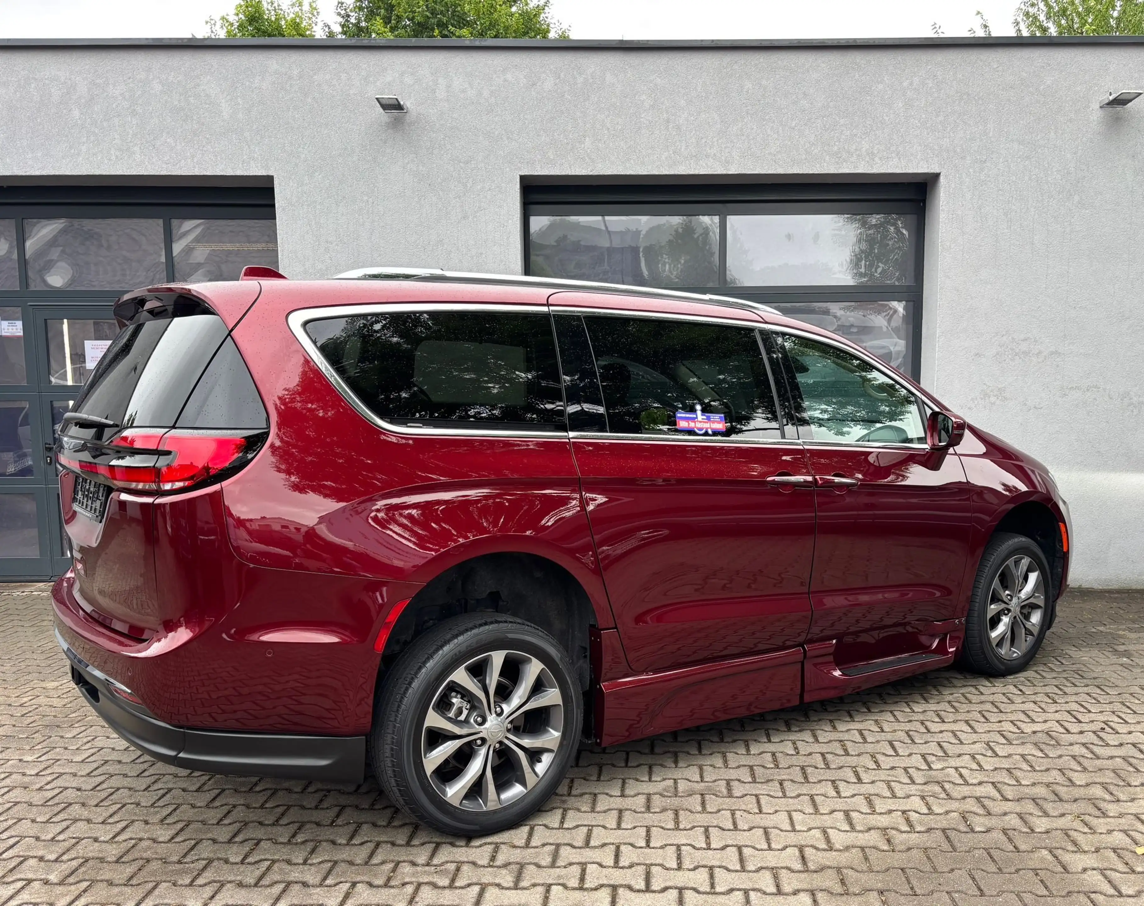 Chrysler Pacifica Braunability Behindertengerecht Rollstuhlrampe — photo 8