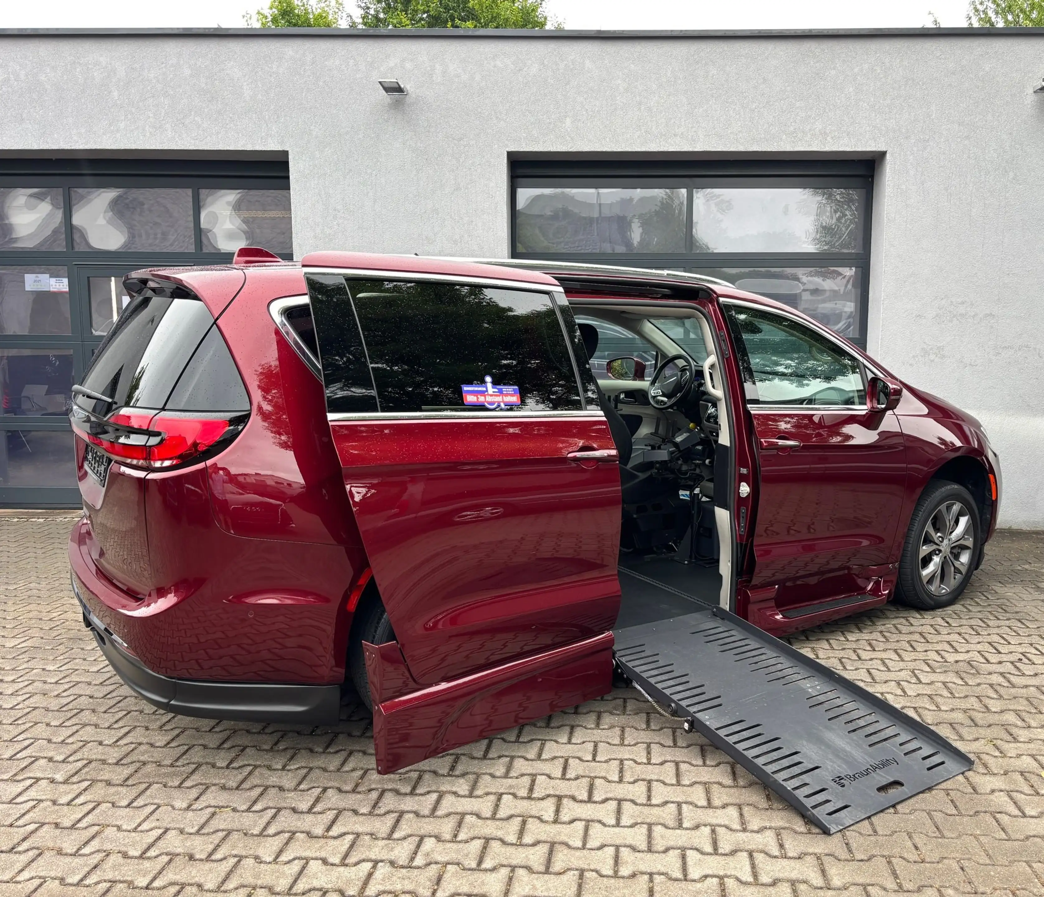 Chrysler Pacifica Braunability Behindertengerecht Rollstuhlrampe — photo 7