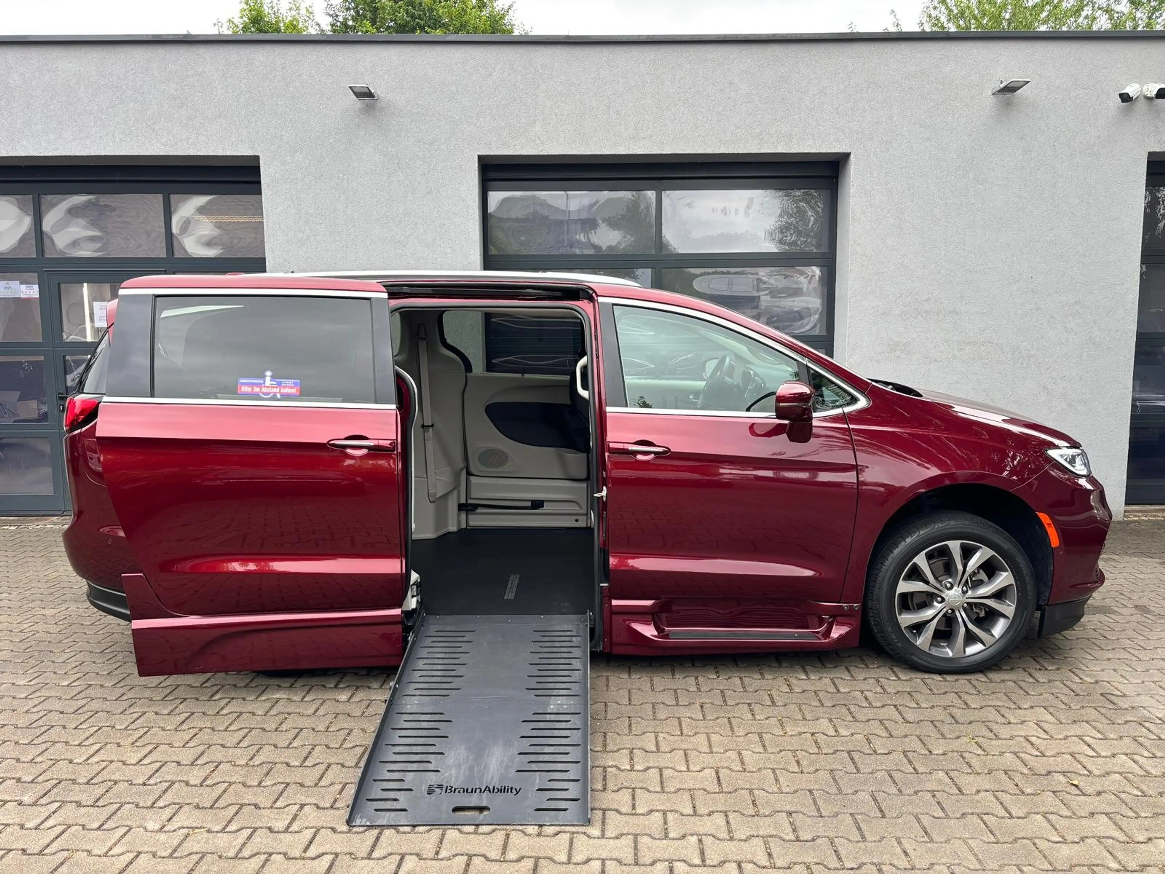 Chrysler Pacifica Braunability Behindertengerecht Rollstuhlrampe — photo 6