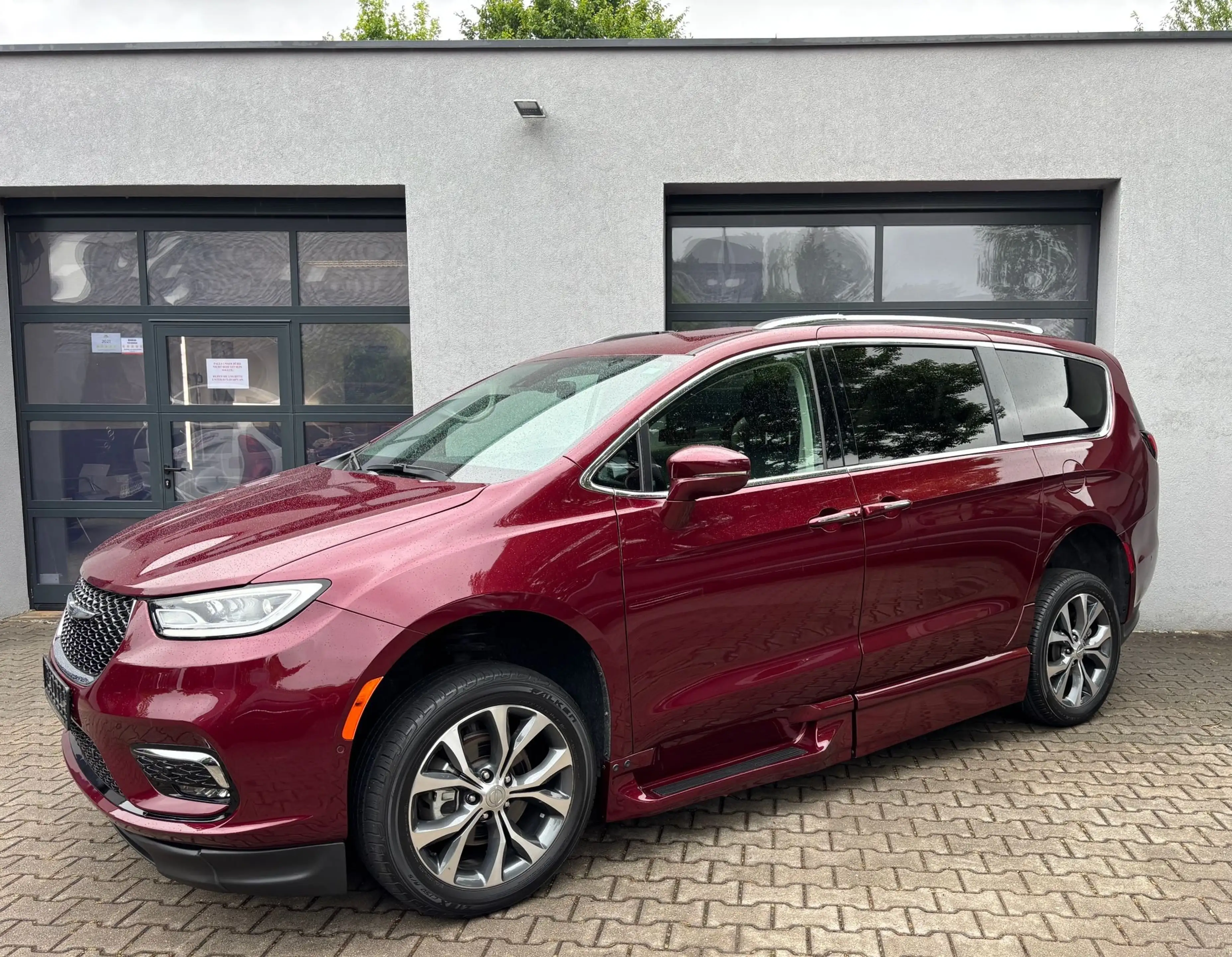 Chrysler Pacifica Braunability Behindertengerecht Rollstuhlrampe — photo 4