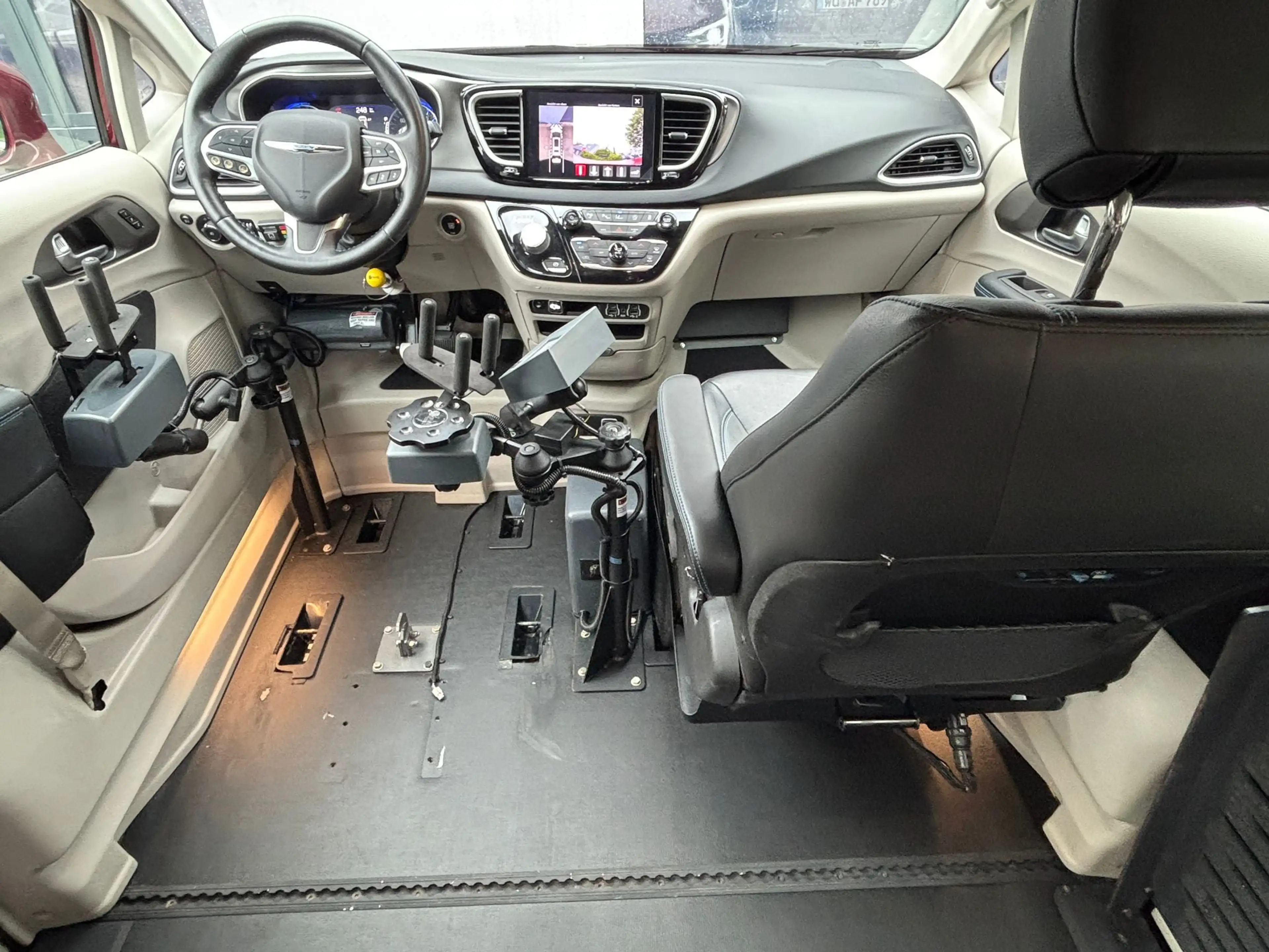 Chrysler Pacifica Braunability Behindertengerecht Rollstuhlrampe — photo 13