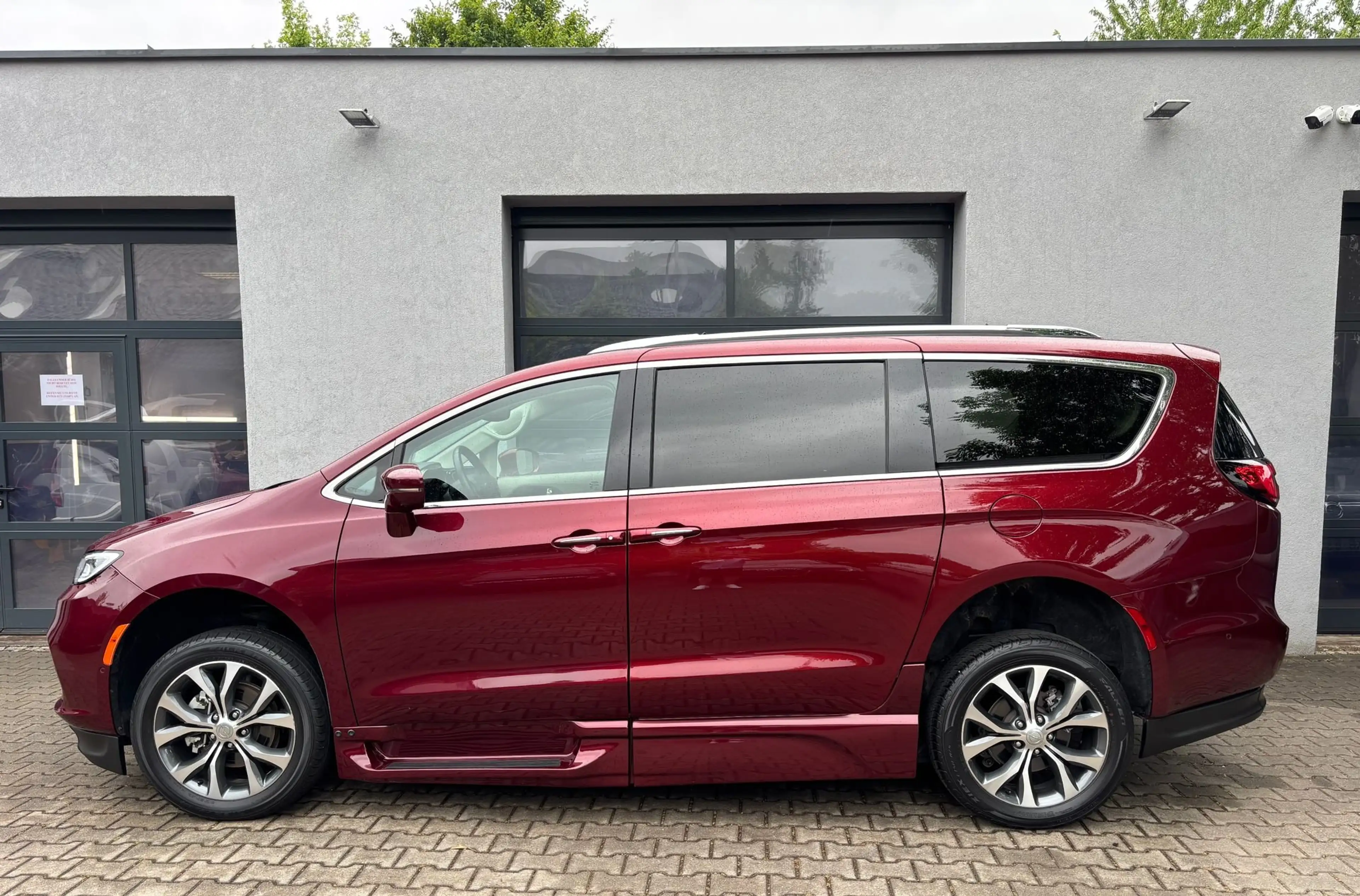 Chrysler Pacifica Braunability Behindertengerecht Rollstuhlrampe — photo 5