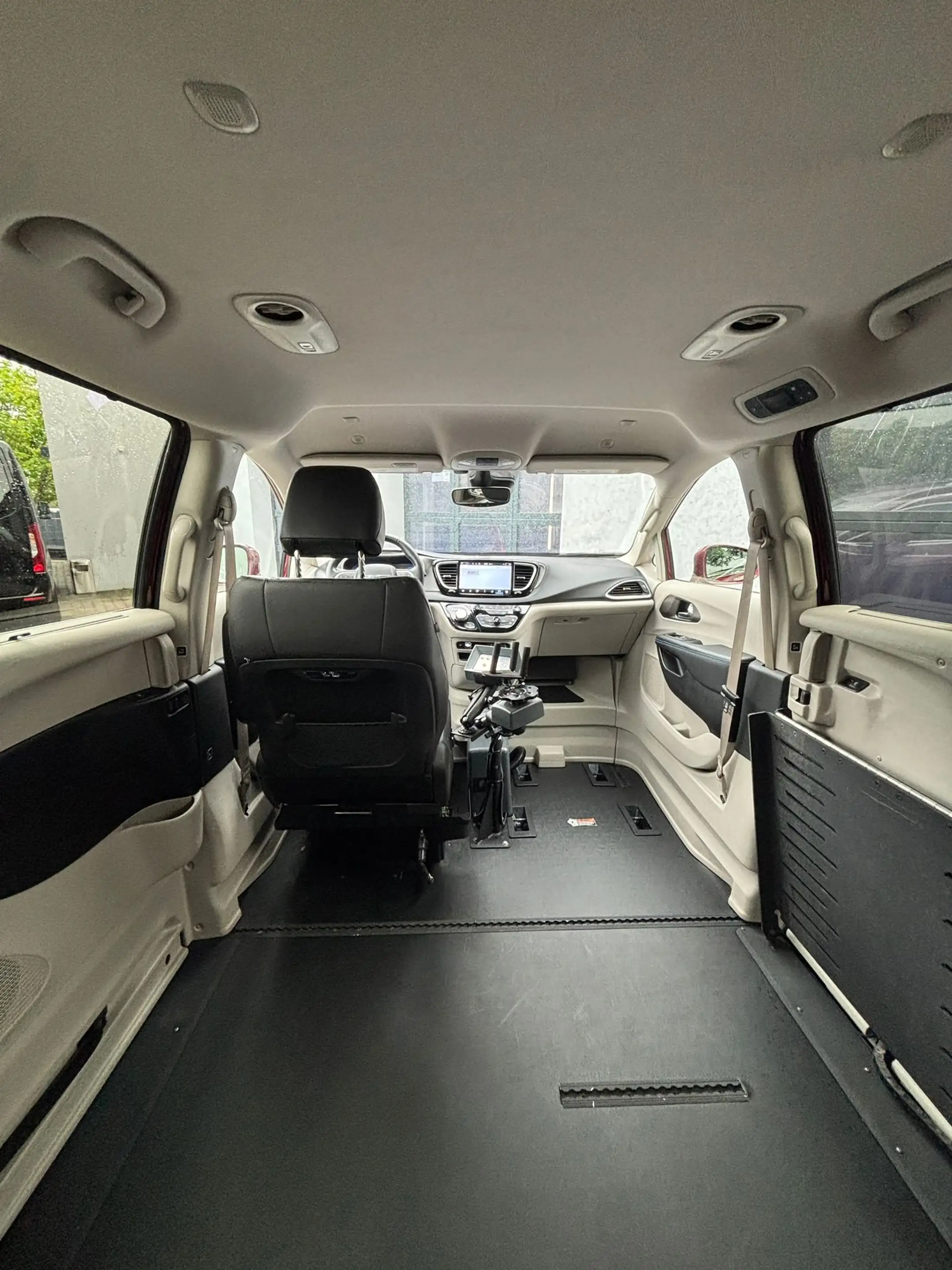 Chrysler Pacifica Braunability Behindertengerecht Rollstuhlrampe — photo 15