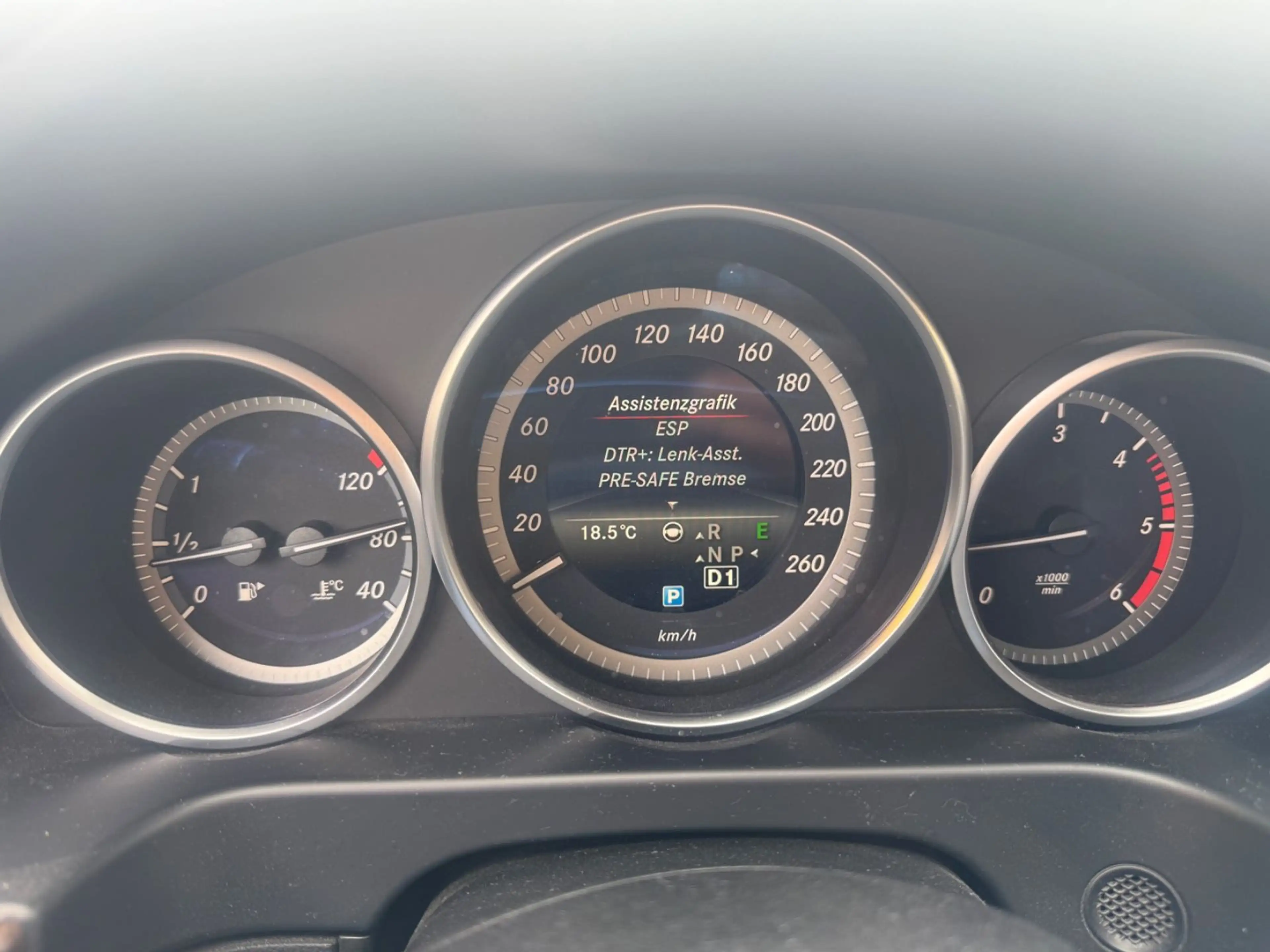 Mercedes-Benz E 250 -Limousine LED-Navi-Distronic+-Totwinkel — photo 14
