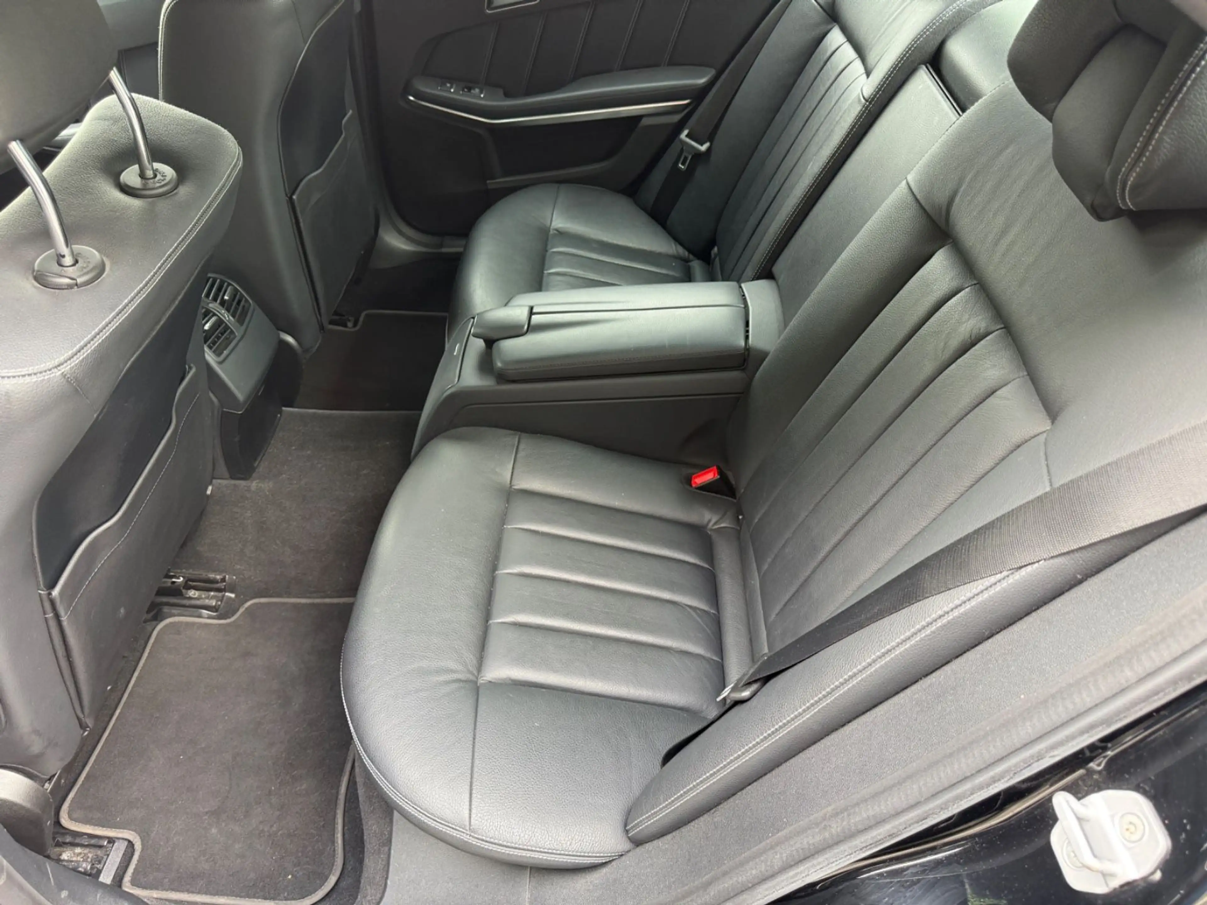 Mercedes-Benz E 250 -Limousine LED-Navi-Distronic+-Totwinkel — photo 11