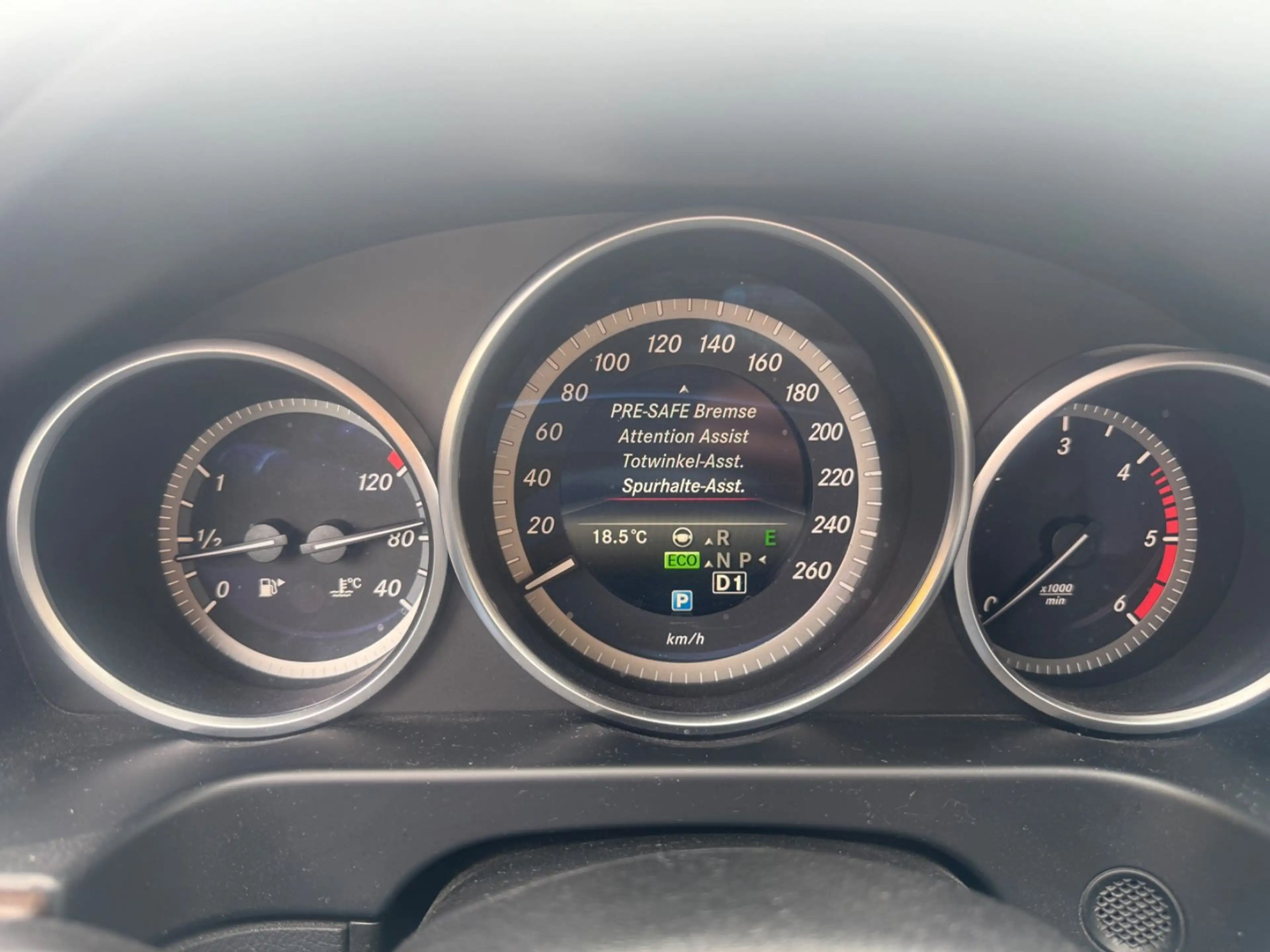 Mercedes-Benz E 250 -Limousine LED-Navi-Distronic+-Totwinkel — photo 15