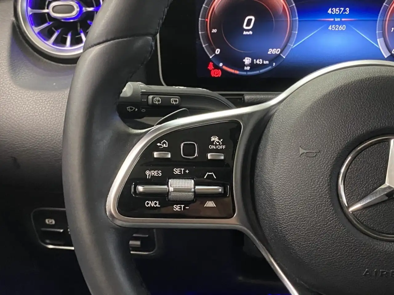 Mercedes-Benz GLA снимка Mercedes-Benz GLA