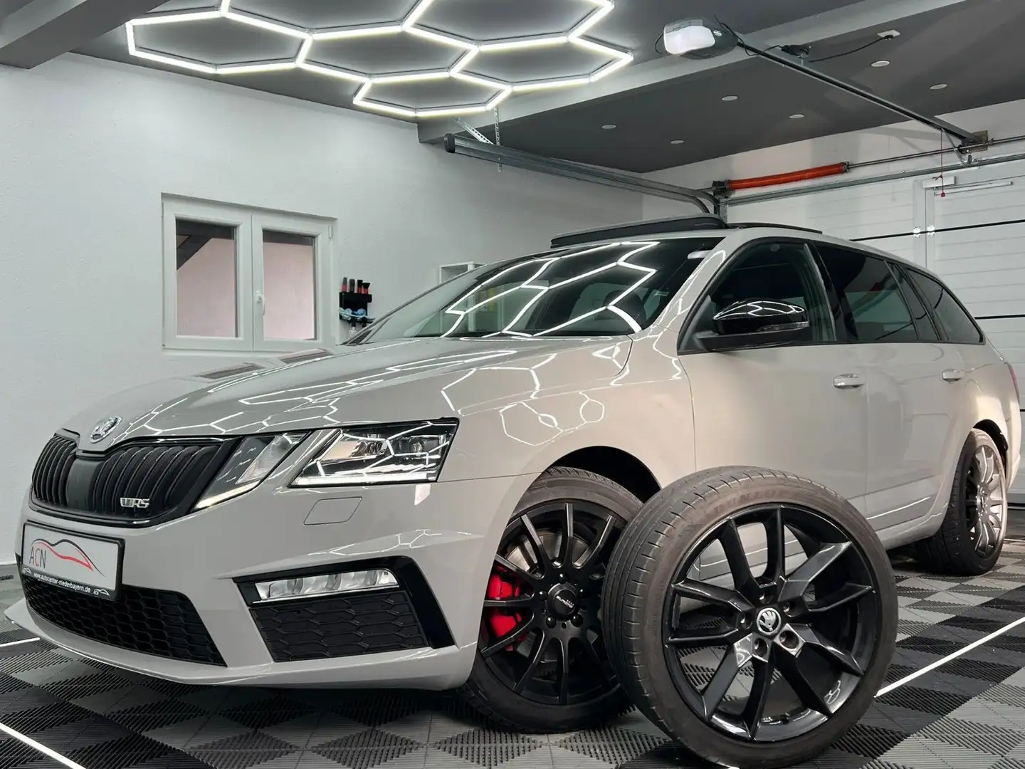 Skoda Octavia Combi RS/SONDERLACKIERUNG/AHK/LED/PANO Grau - 1