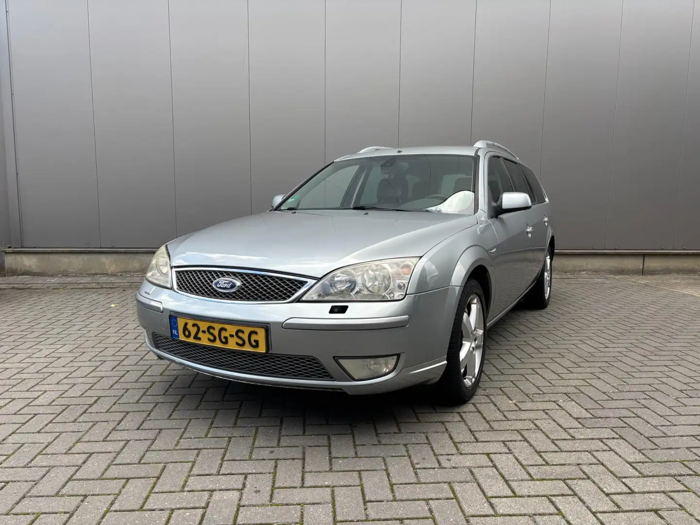 Ford Mondeo Wagon 2.0-16V Platinum Grau - 1