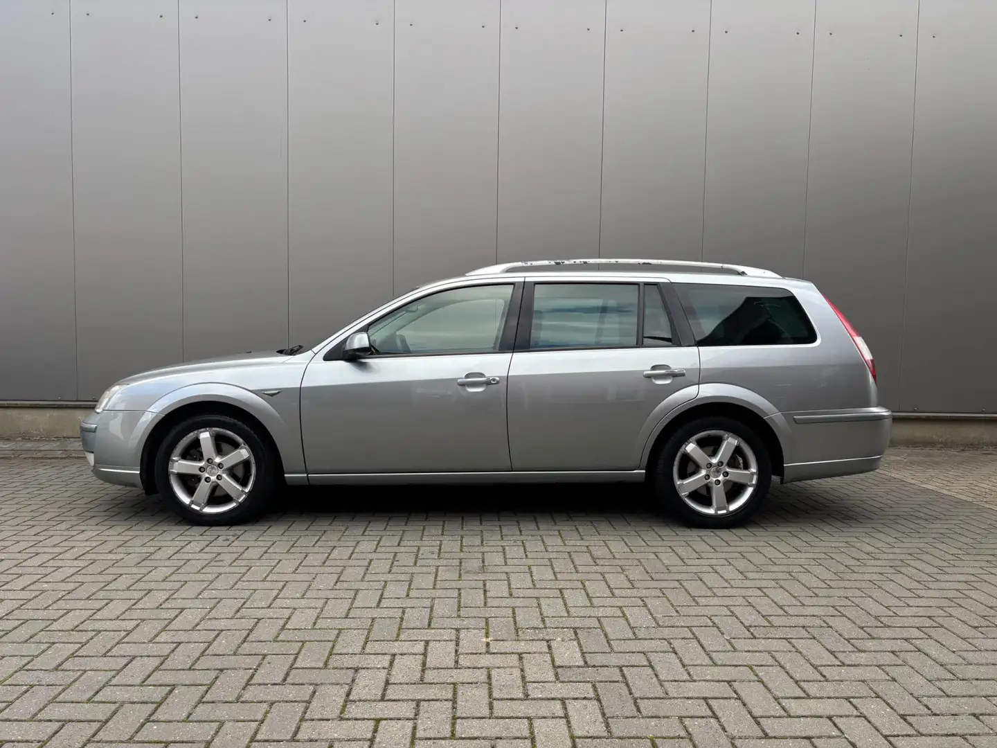 Ford Mondeo Wagon 2.0-16V Platinum Grau - 2