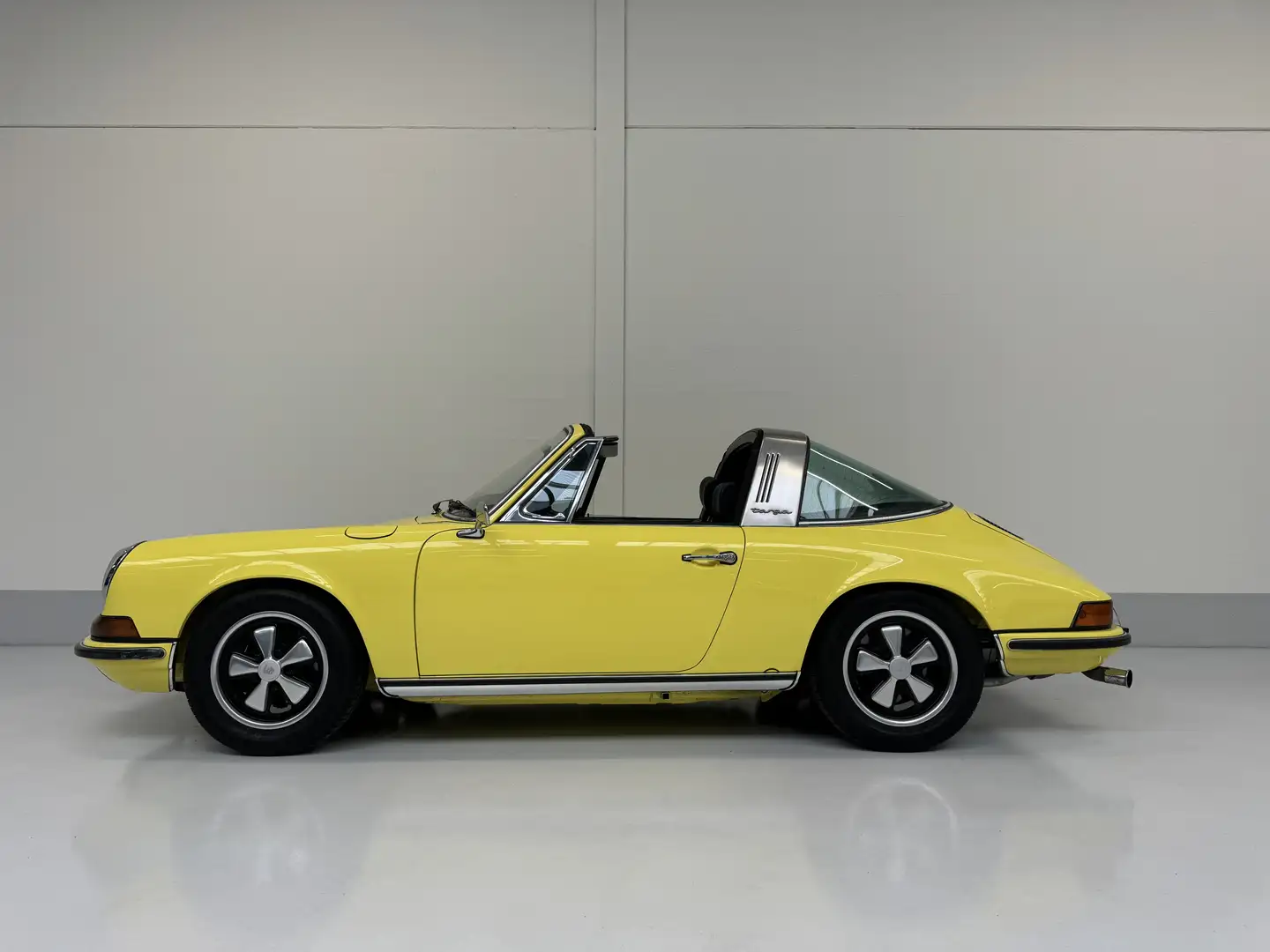Porsche 911 2.4T Targa *nut and bolt restored* Geel - 1