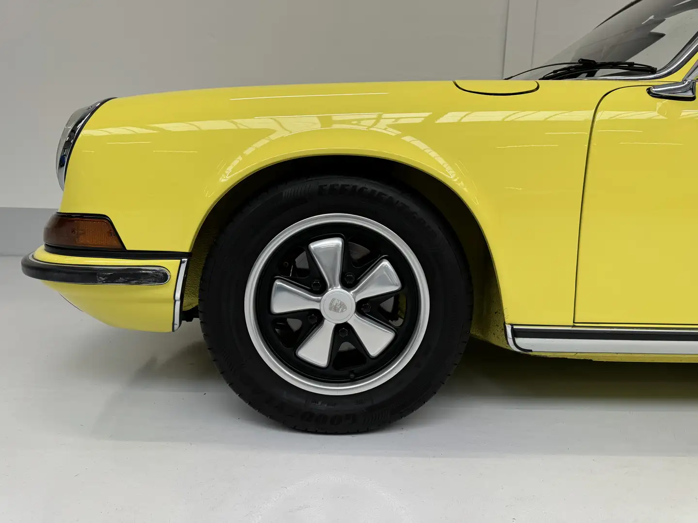 Porsche 911 2.4T Targa *nut and bolt restored* Geel - 2
