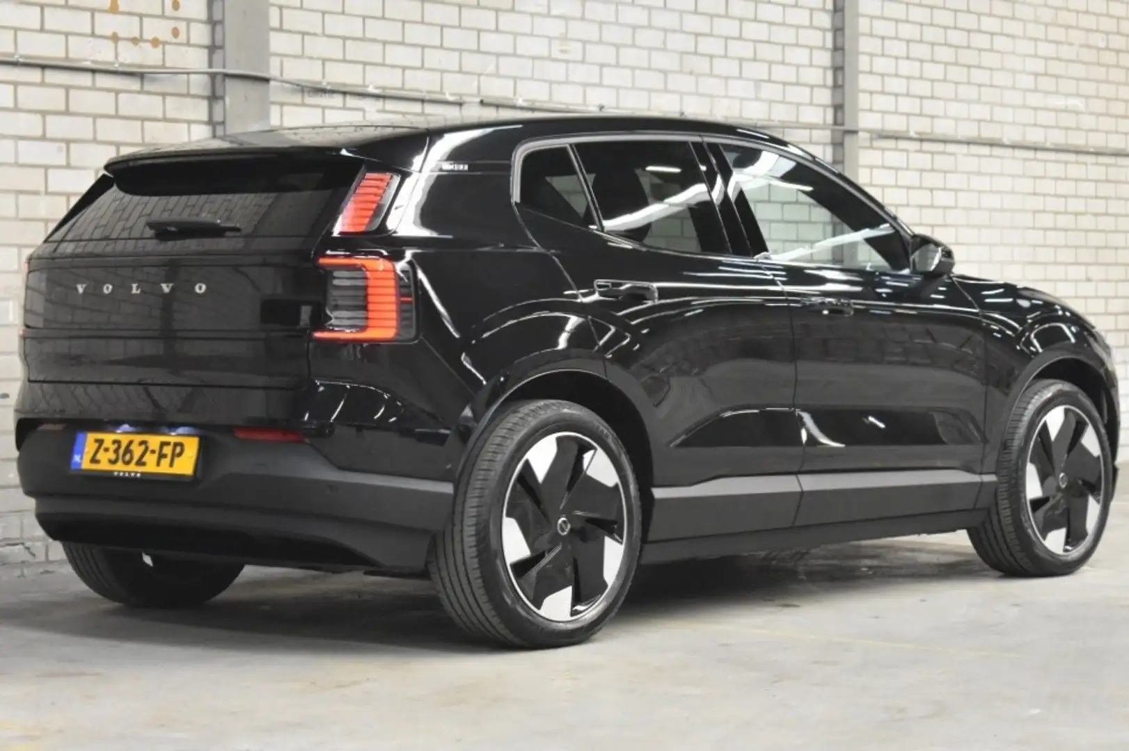 Volvo EX30 Twin Motor Ultra 428pk/69kWh | Getint Glas | ACC | Zwart - 2