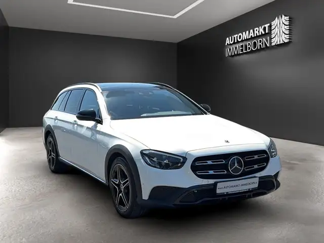 Mercedes-Benz E view 2