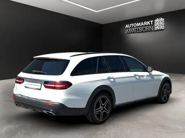 Mercedes-Benz E view 8