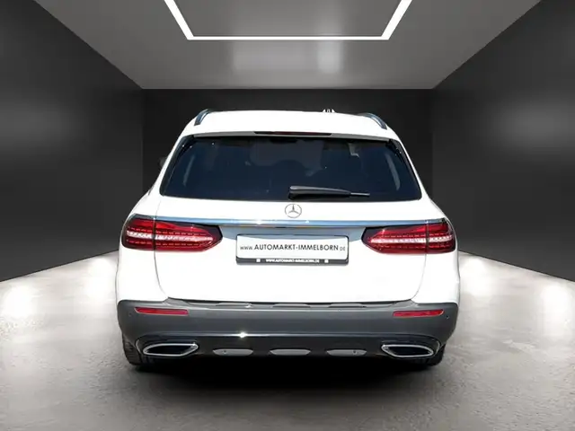 Mercedes-Benz E view 10