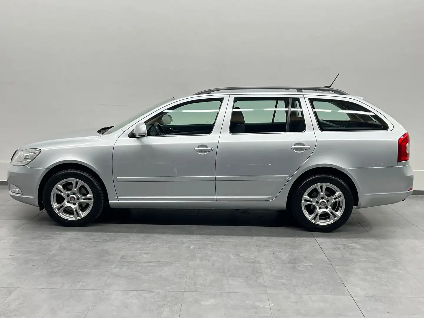 Skoda Octavia Combi 1.6 TDI*Ambition*Navi*Sitzhzg.* Zilver - 2