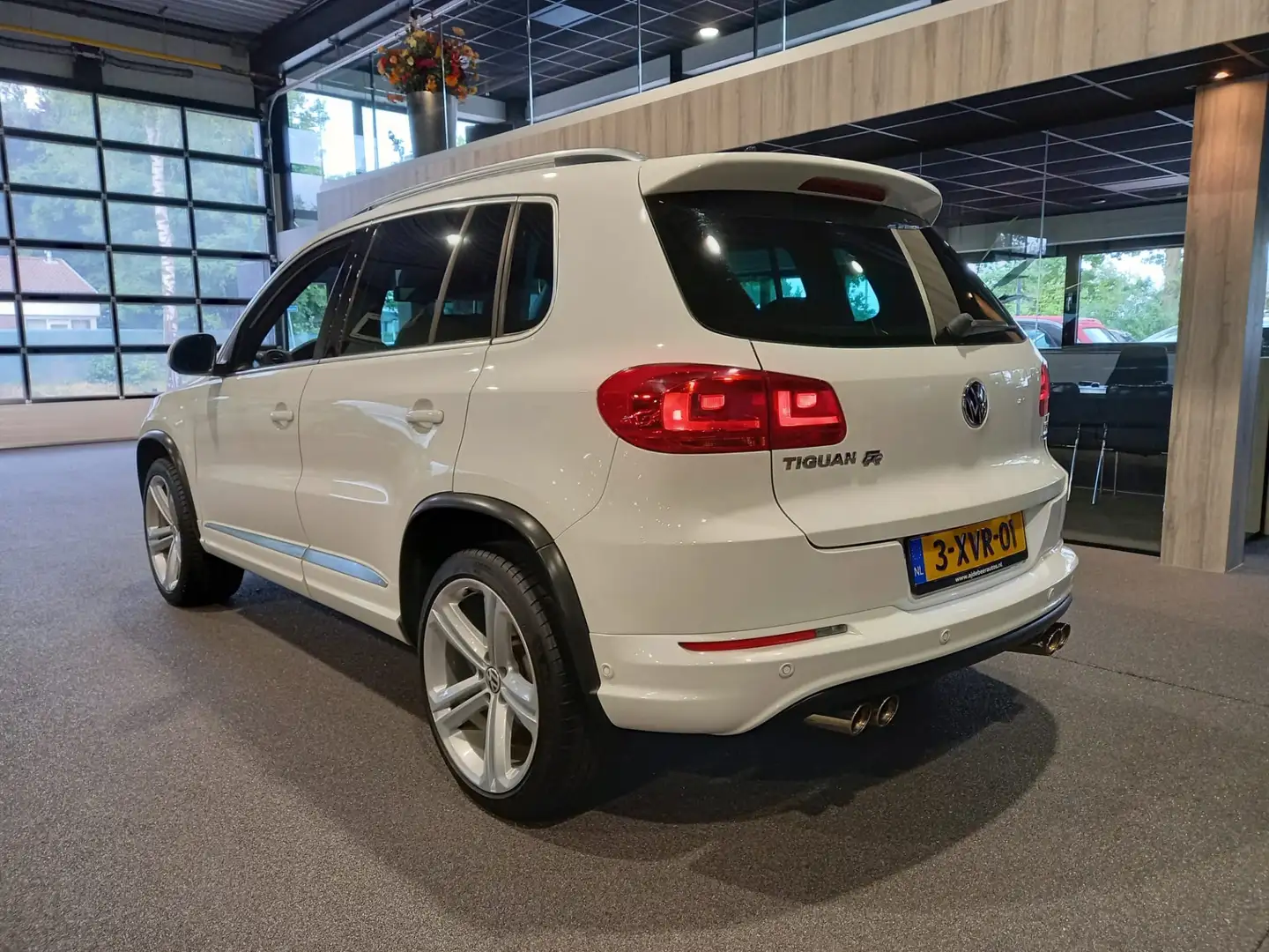 Volkswagen Tiguan 1.4 TSI R-Line Edition Panorama | Trekhaak | Navig Wit - 2