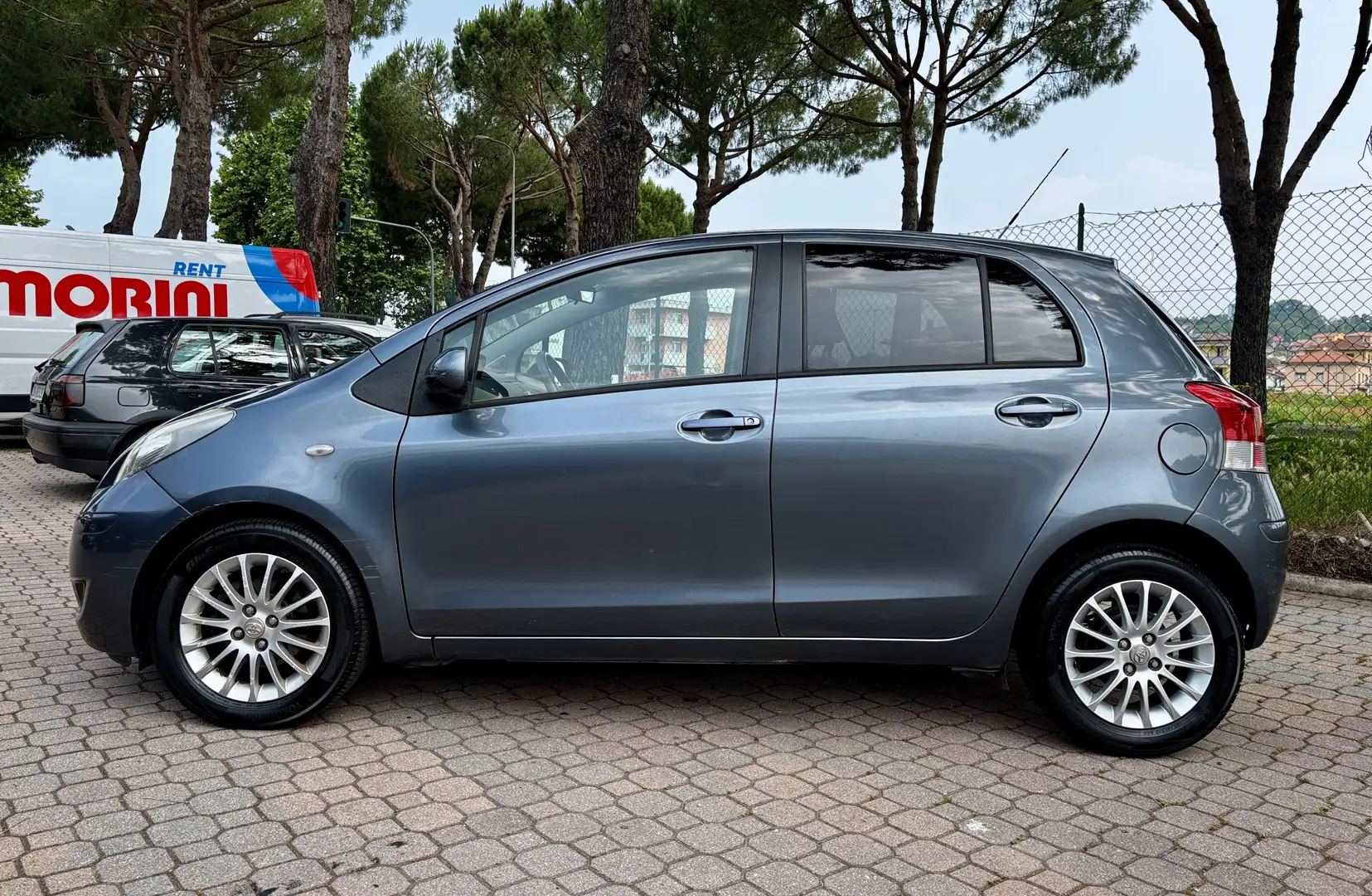Toyota Yaris Yaris 5p 1.3 dual Sol m-mt AUTOMATICA Grigio - 2
