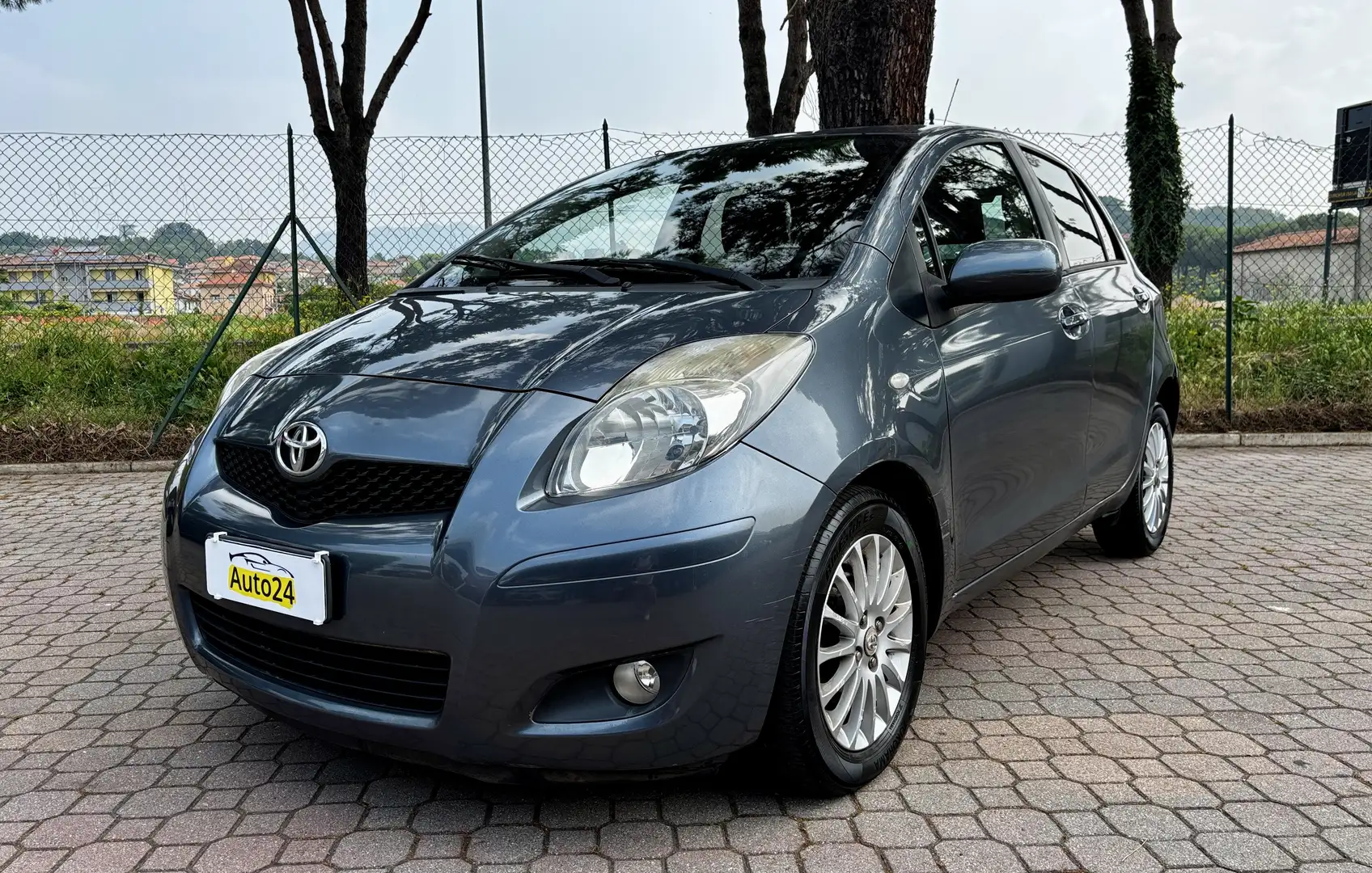 Toyota Yaris Yaris 5p 1.3 dual Sol m-mt AUTOMATICA Grigio - 1