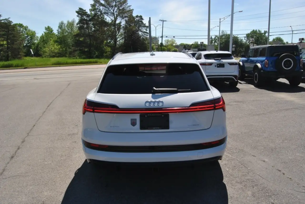 Audi e-tron photo Audi e-tron
