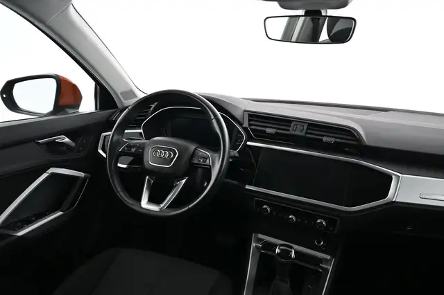 Audi Q3 view 18