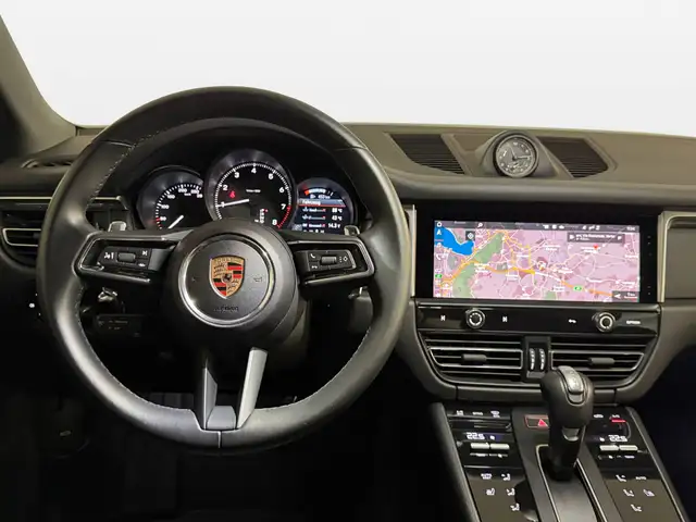 Porsche Macan view 12