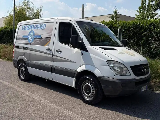 Mercedes-Benz Sprinter view 3