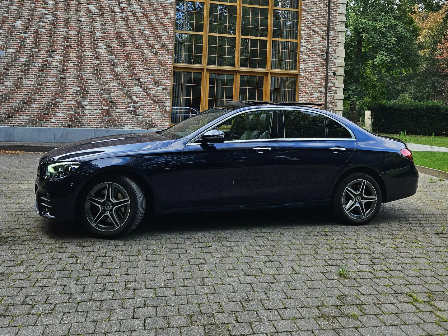 Mercedes-Benz E 300 E 300 e 4Matic 9G-TRONIC AMG Line Blauw - 1