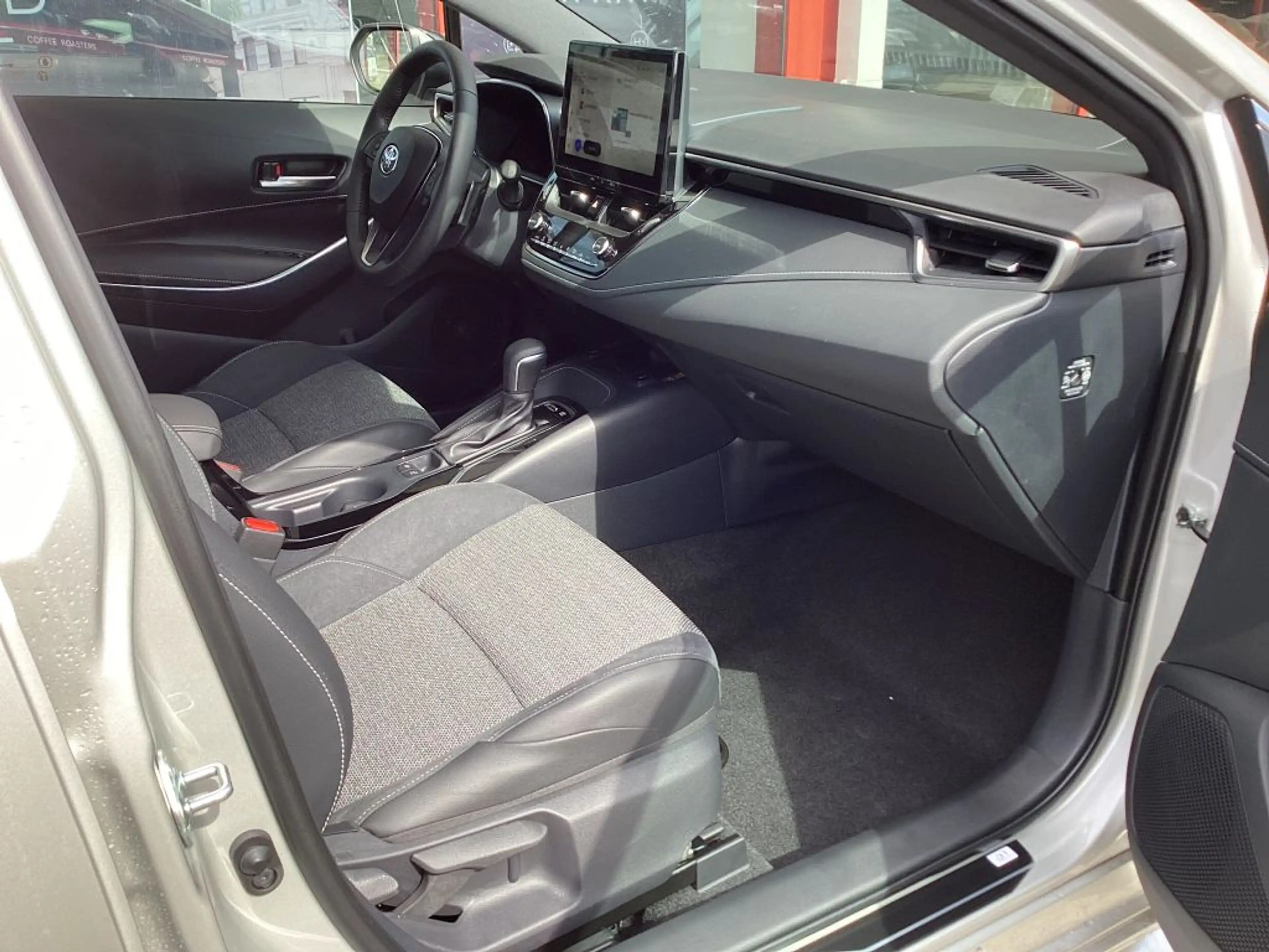 Toyota Corolla 1.8 Hybrid Touring Sports Teamplayer — photo 11