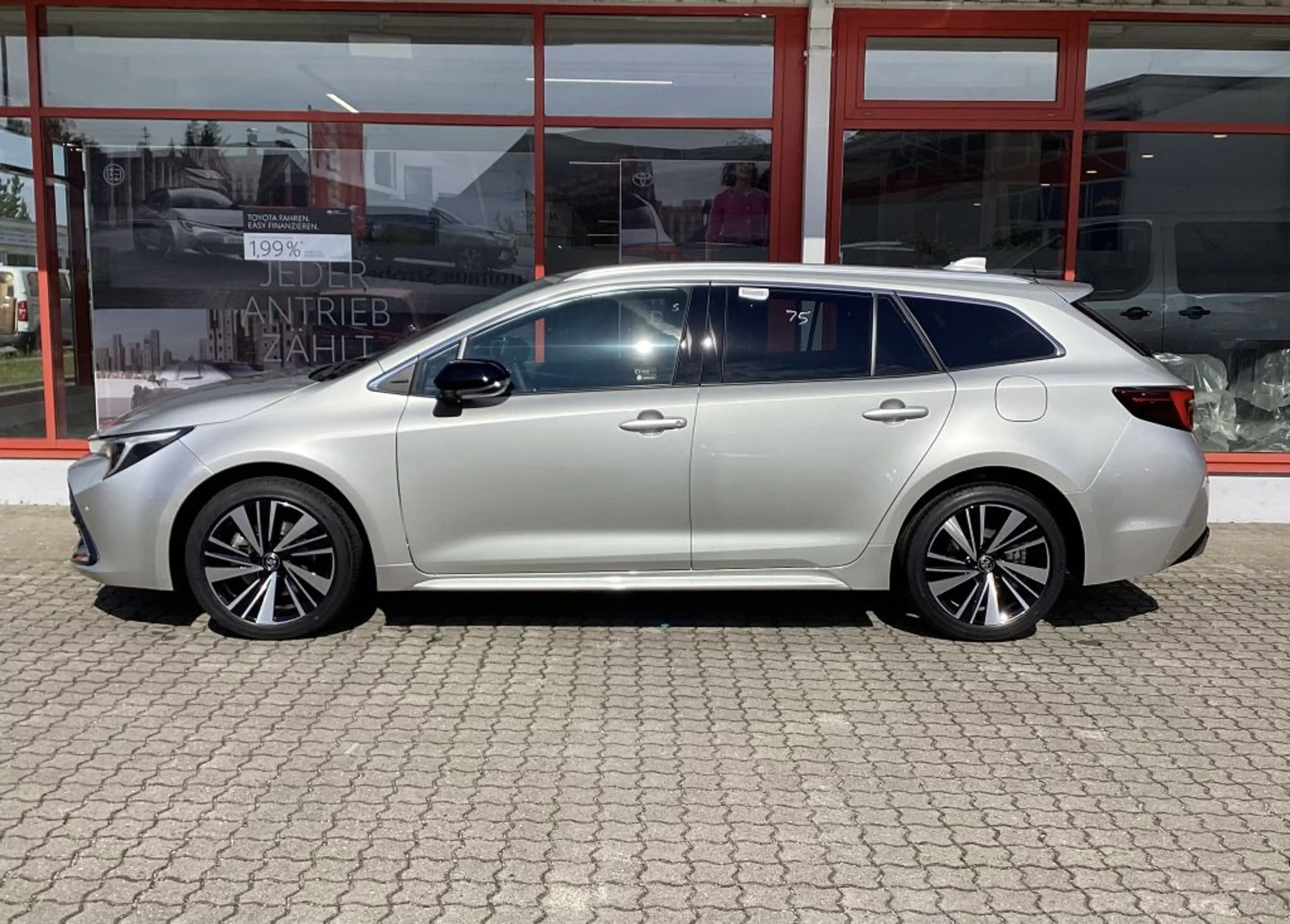 Toyota Corolla 1.8 Hybrid Touring Sports Teamplayer — photo 2
