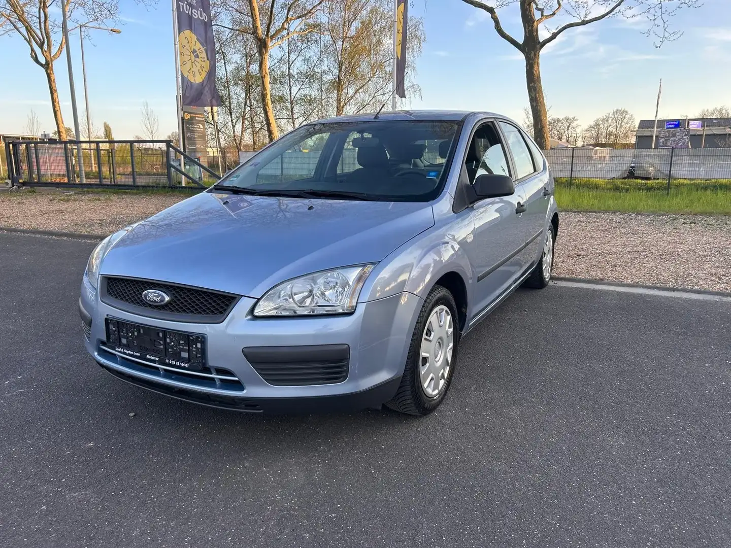 Ford Focus TÜV NEU Grau - 1