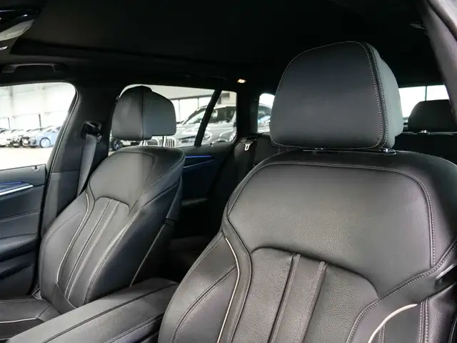 BMW 5 Series view 10