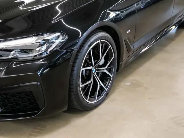 BMW 5 Series view 6