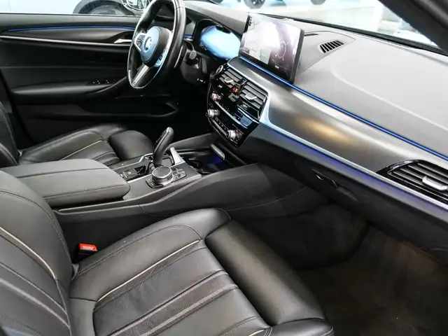 BMW 5 Series view 17