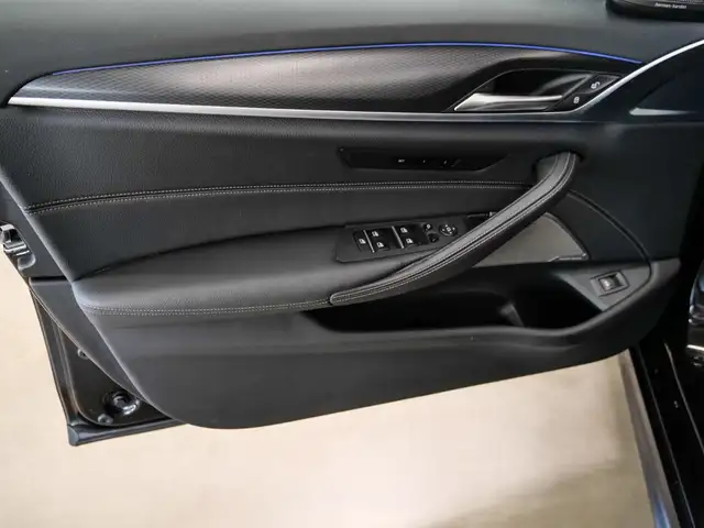 BMW 5 Series view 25