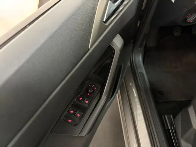 Volkswagen Polo view 4