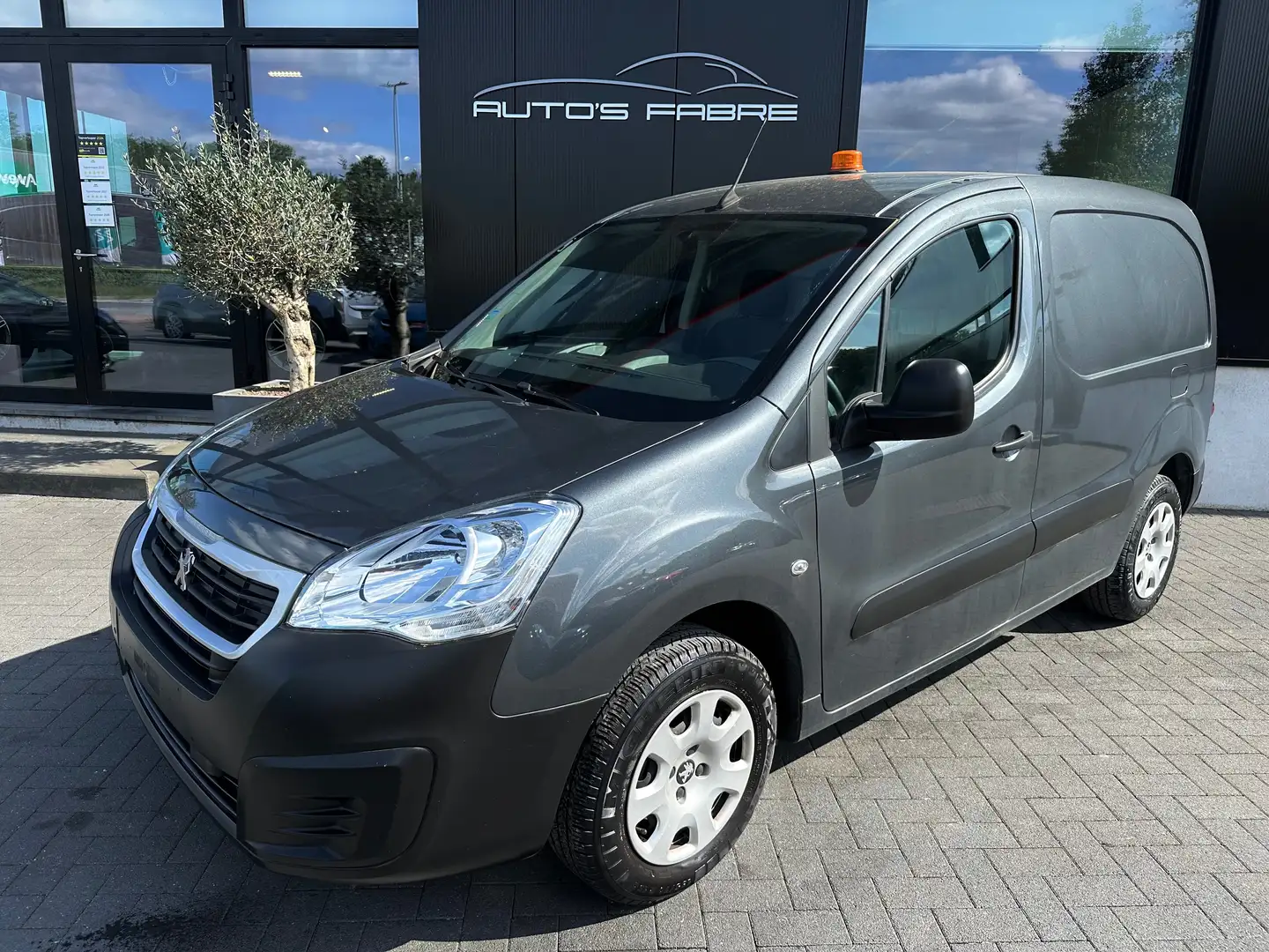 Peugeot Partner e-Partner 22.5 kWh 28000km 9750 euro incl 21% vat Grijs - 1