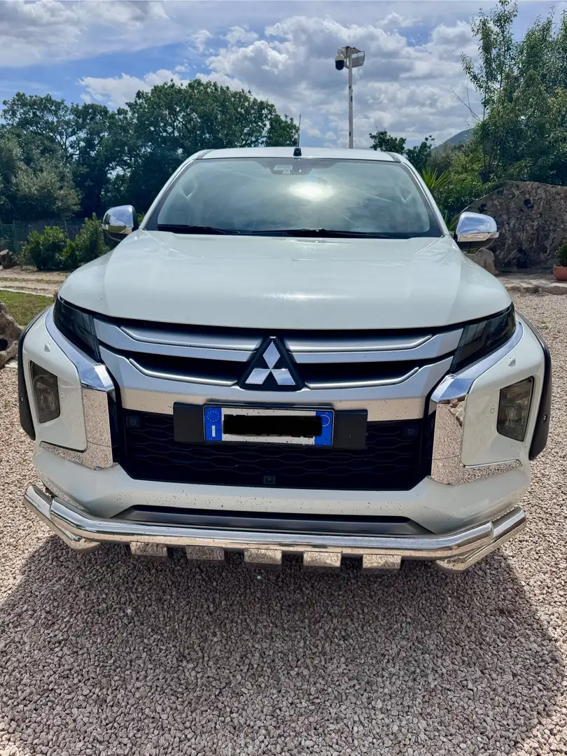 Mitsubishi L200 d.cab 2.3d Diamond 4wd 150cv auto White - 1
