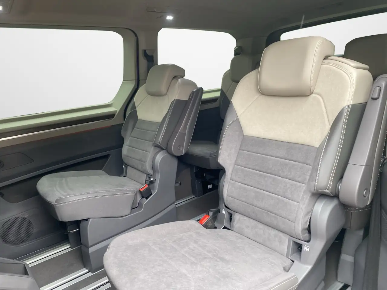 Volkswagen T7 Multivan 2.0 TDI DSG Style lang 11