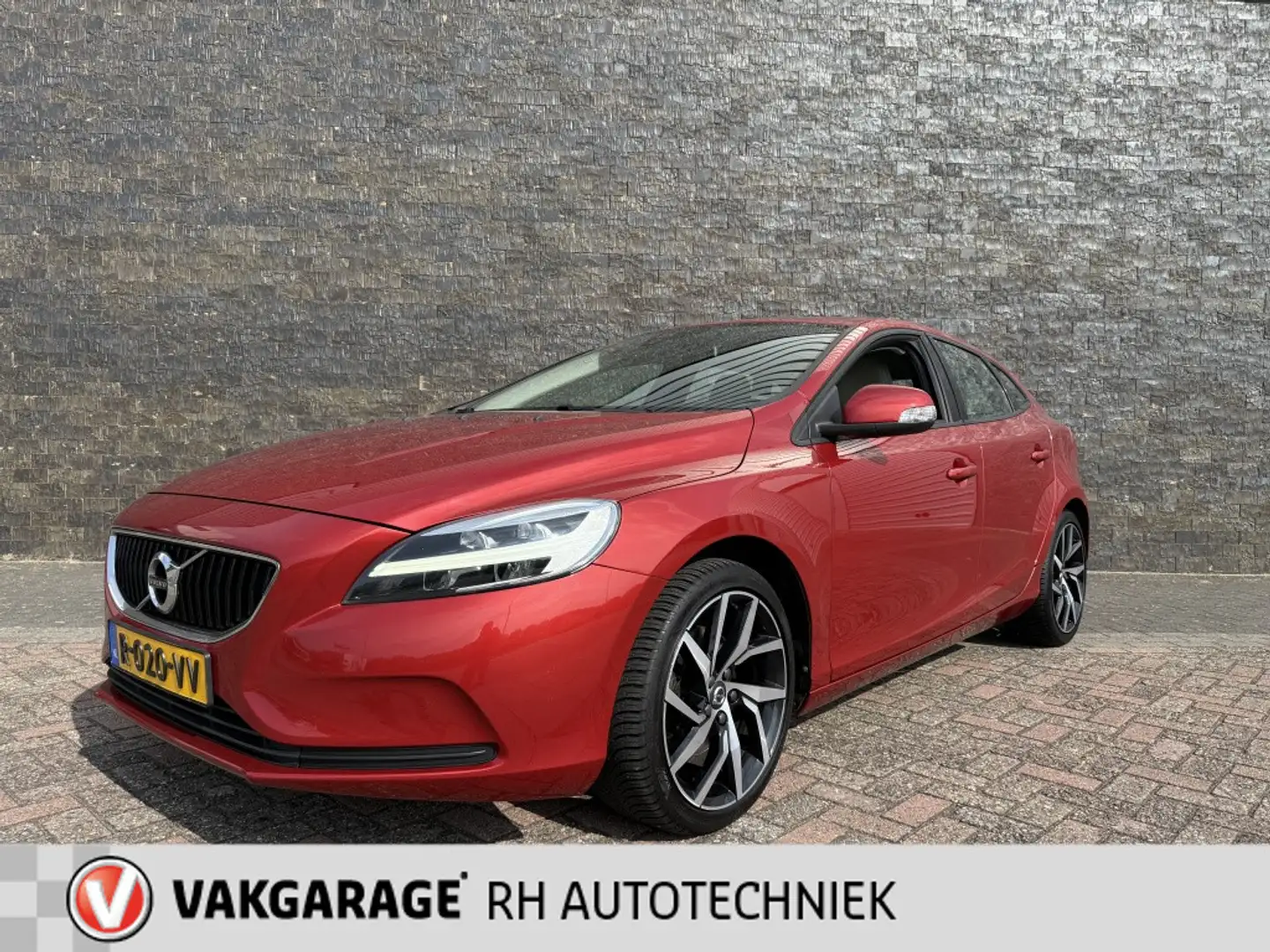 Volvo V40 2.0 T2 Inscription Red - 1