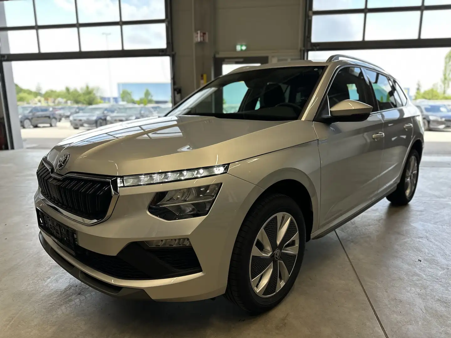 Skoda Kamiq 1,0TSI DSG 130 Jahre Premium AHK 5J.Gar. Silber - 1